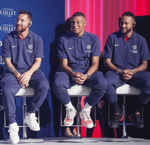 Kylian Mbappe effortlessly converses with the press alongside Neymar and Messi, showcasing his multilingual fluency in global football dialogue.